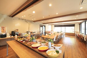 Daily buffet breakfast (JPY 1000 per person)