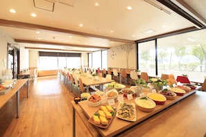 Daily buffet breakfast (JPY 900 per person)