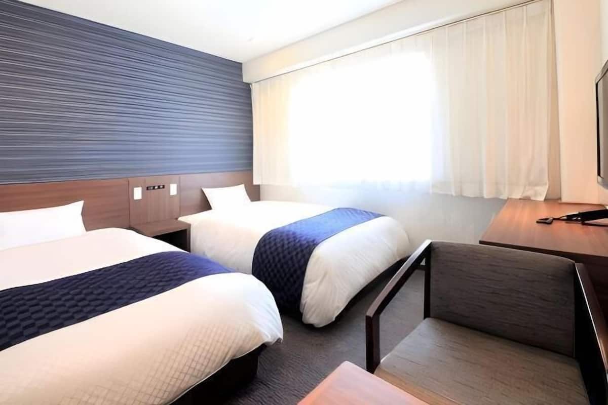 Desk, blackout drapes, free WiFi, bed sheets
