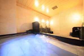 A hot tub with a wooden ceiling and tiled walls. - Smile Hotel Kawaguchi (Kawaguchi)