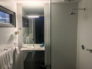 Dusche, Regendusche, kostenlose Toilettenartikel, Haartrockner