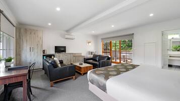 Deluxe Room | Living area | Flat-screen TV