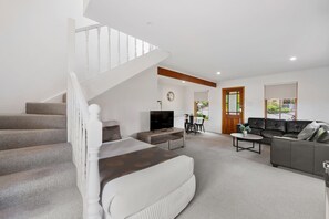 联排别墅, 2 间卧室 | 起居区 | 平板电视