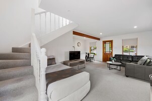 Casa geminada, 2 quartos | Área de estar | TV de tela plana