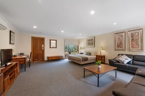 Habitación Deluxe | Tabla de planchar con plancha, wifi gratis, ropa de cama