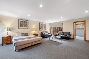 Deluxe Room | Iron/ironing board, free WiFi, bed sheets - Hideaway on George (Launceston)