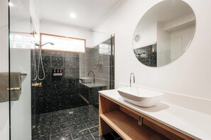 Standard Room | Bathroom | Shower, free toiletries, hair dryer, towels - Hideaway on George (Launceston)