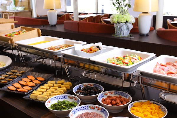 Se ofrece un desayuno bufé (1500 JPY por persona)