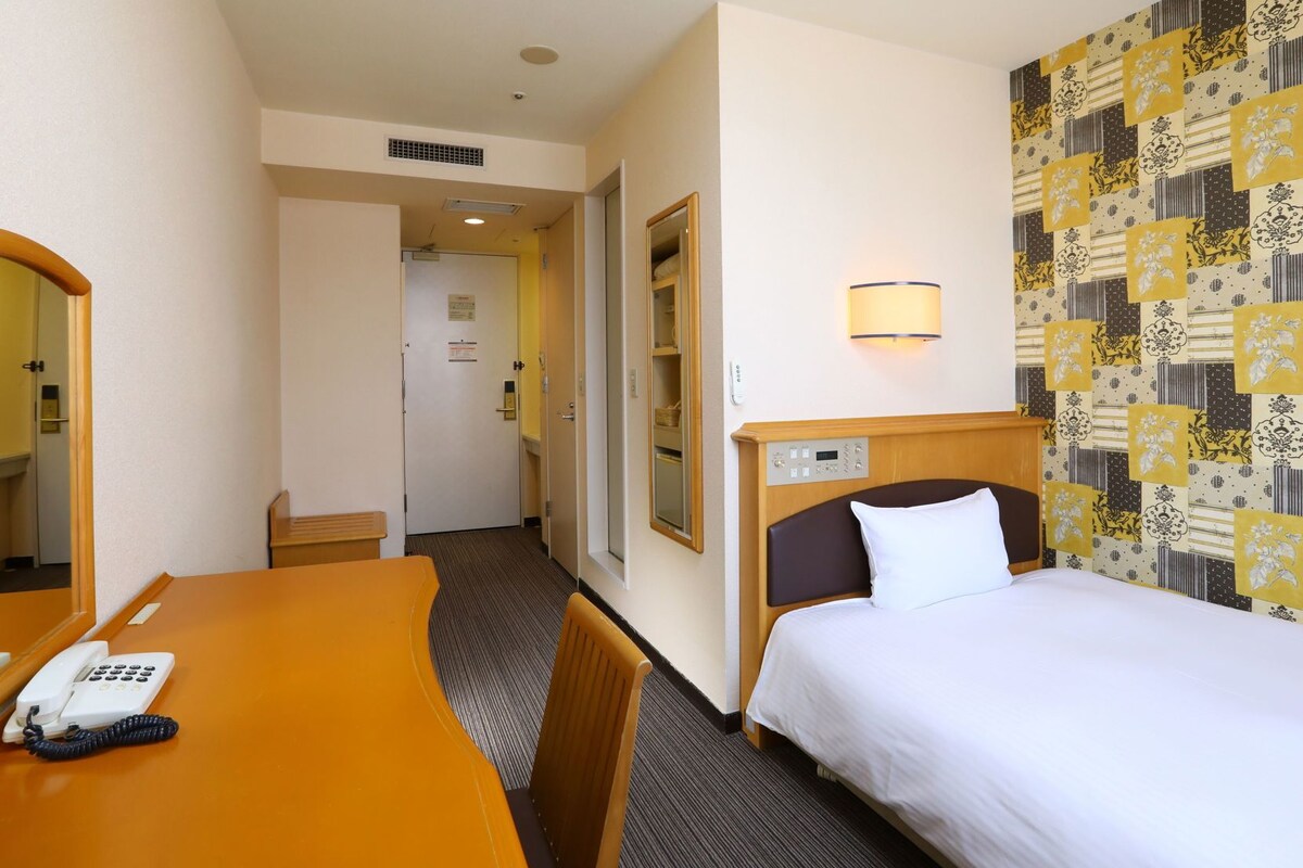 Desk, iron/ironing board (on request), WiFi (free), bed sheets