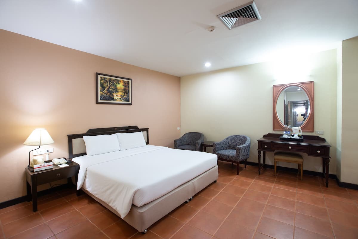 Deluxe Room | Desk, blackout drapes, free WiFi, bed sheets