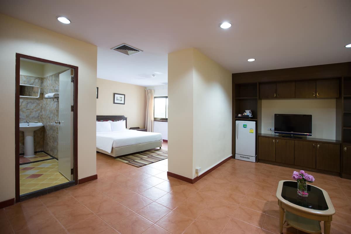 Junior Double Room, 1 Double Bed | Desk, blackout drapes, free WiFi, bed sheets
