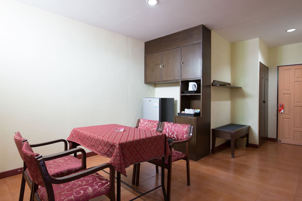 Suite, 1 King Bed | Desk, blackout drapes, free WiFi, bed sheets