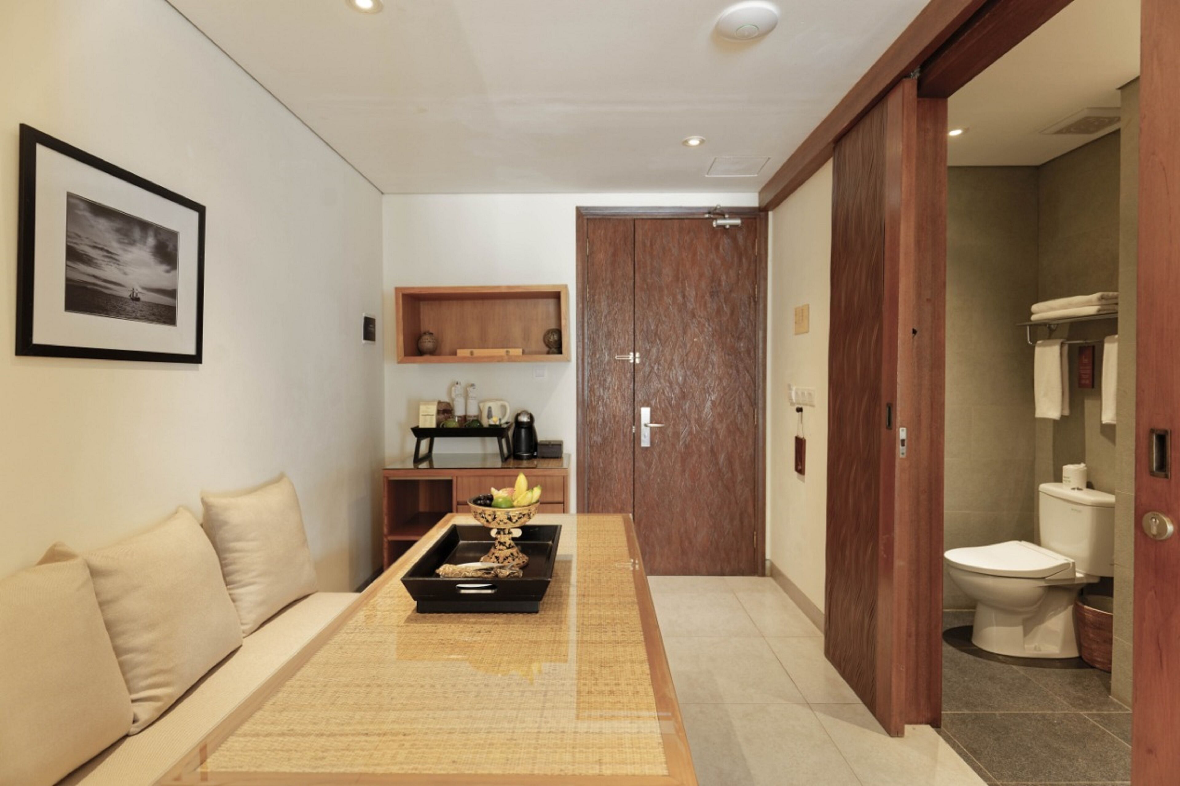 suite, 1 bedroom | living area | 42-inch smart tv with digital channels