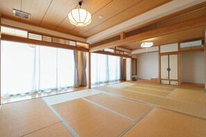 Desk, iron/ironing board, free WiFi, bed sheets - Asuka Hotel (Karatsu)