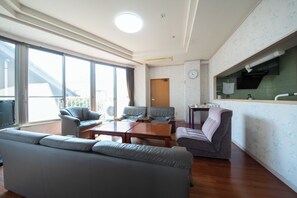 Een bureau, een strijkplank/strijkijzer, gratis wifi, beddengoed