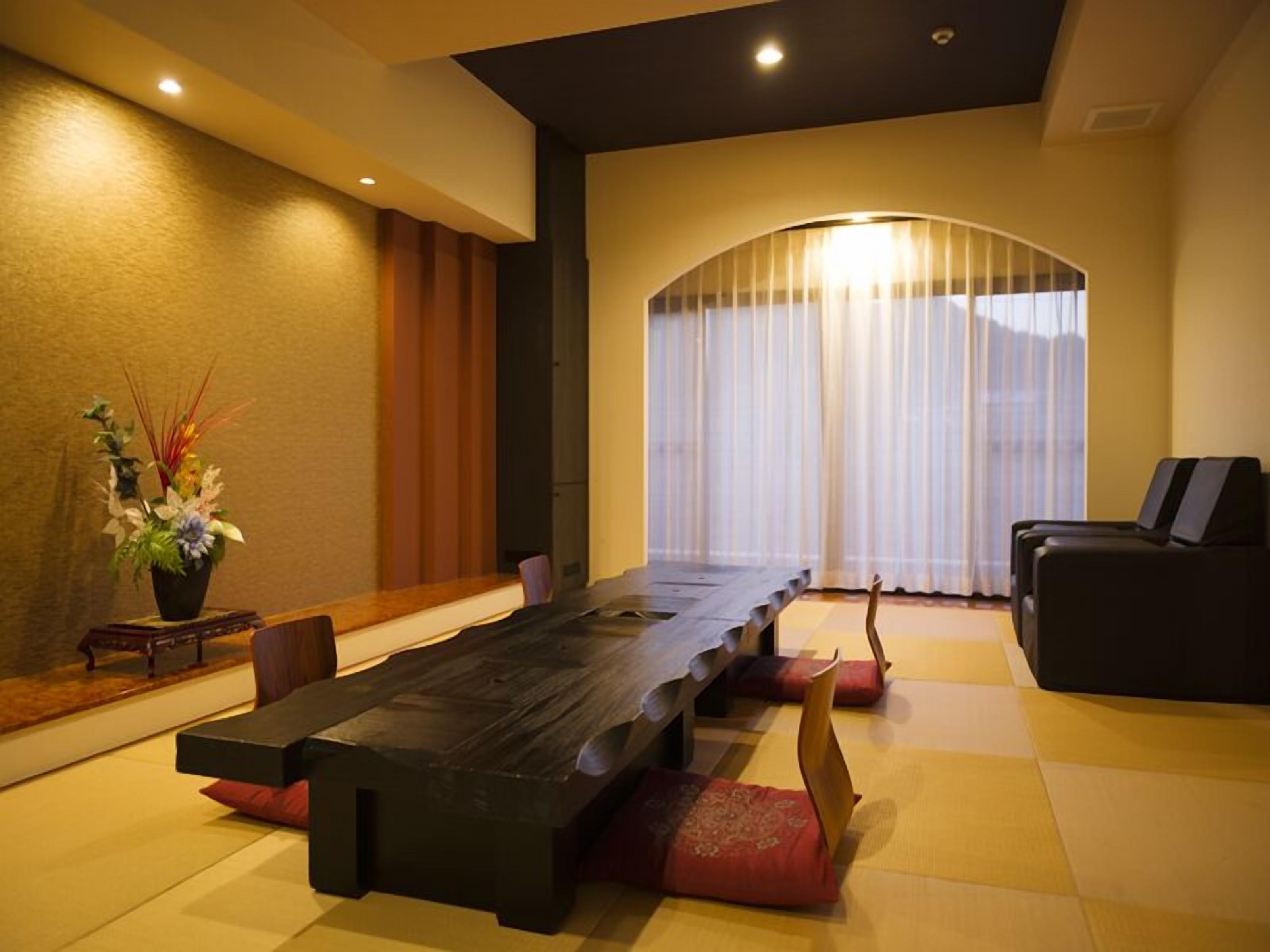 传统套房 (Twin Beds and Tatami Area) | 羽绒被、客房内保险箱、遮光窗帘、免费 WiFi