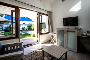 32-inch flat-screen TV with cable channels, TV, Netflix - Sixteen Guest House on Main (Hermanus)