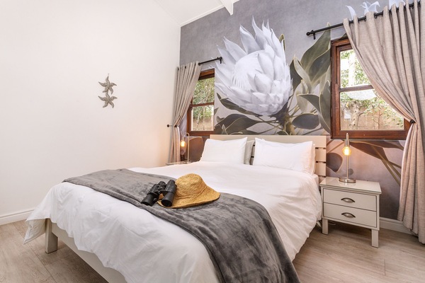 Queen Suite | 1 bedroom, minibar, in-room safe, desk