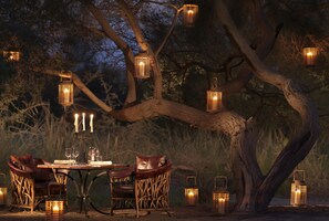 Frokost, lunsj og middag serveres, afrikanske retter, utsikt mot hagen