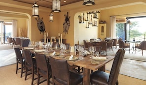 Serveert ontbijt, lunch, Afrikaanse gerechten, uitzicht op de tuin