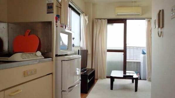 Basic Studio, 1 Bedroom, Smoking | Ruang tamu | TV LED 