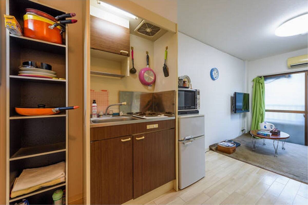 Full-size fridge, microwave, stovetop, cookware/dishes/utensils