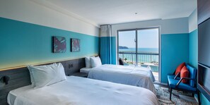 セーフティボックス (室内)、デスク、ノートパソコン用作業スペース、遮光カーテン