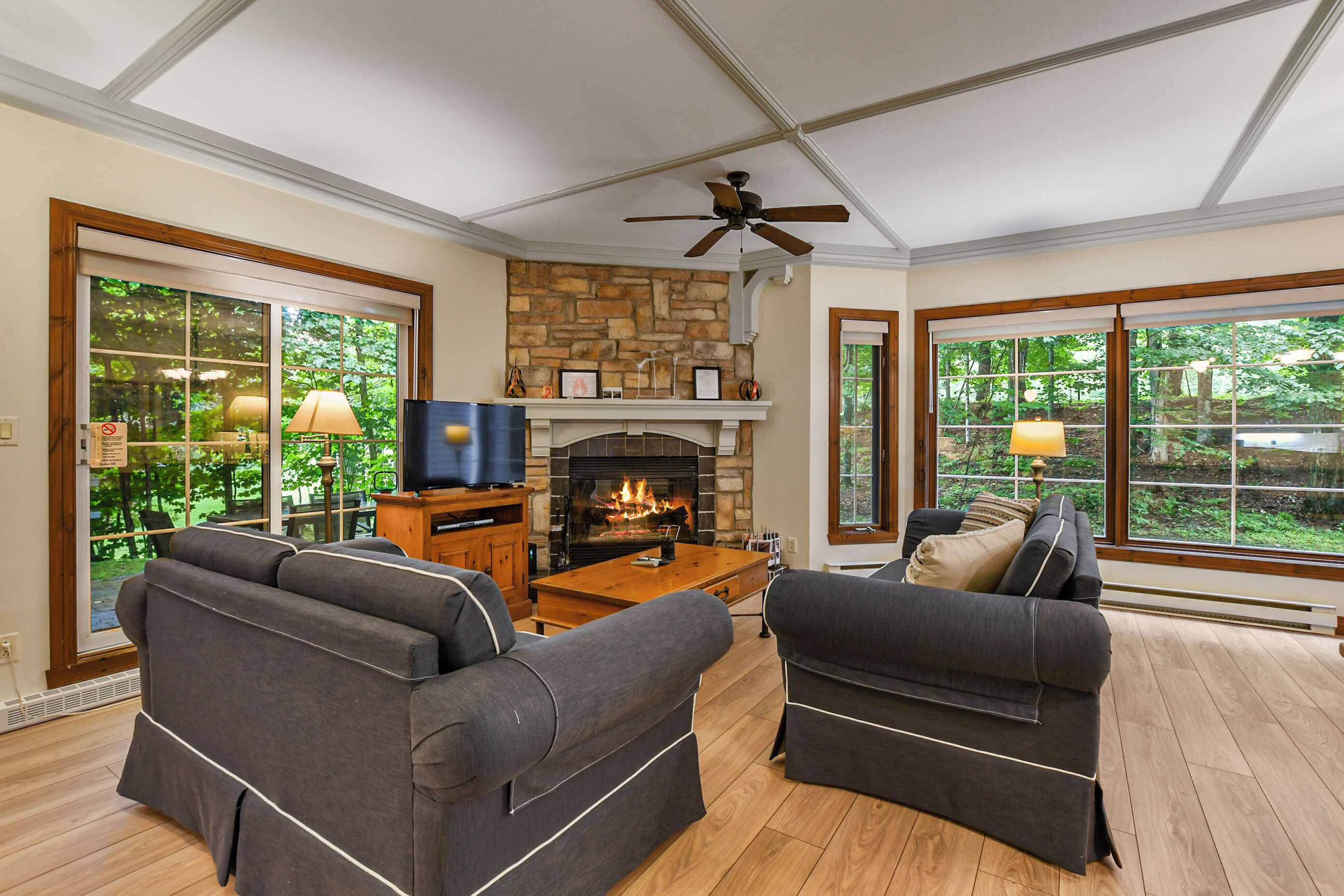 Condo, 2 phòng ngủ (Manoirs 110-9) | Khu phòng khách | TV màn hình phẳng, lò sưởi, đầu đĩa DVD 