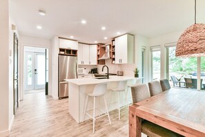 Aiglon 1742, 2 Bedrooms | Eget kjøkken | Kjøleskap, mikrobølgeovn, oppvaskmaskin og kaffetrakter/tekoker