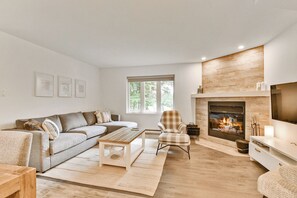 Aiglon 1742, 2 Bedrooms | 거실 공간 | 케이블 채널 시청이 가능한 40인치 TV, 벽난로