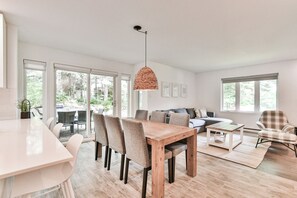 Aiglon 1742, 2 Bedrooms | 객실 내 식사 공간