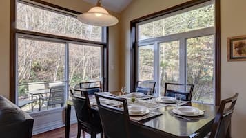 Aiglon 1623, 3 Bedrooms | Servicio de comidas en la habitación