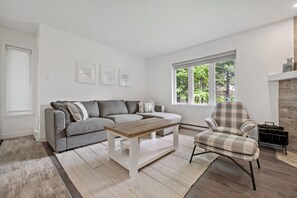 Aiglon 1742, 2 Bedrooms | 거실 공간 | 케이블 채널 시청이 가능한 40인치 TV, 벽난로