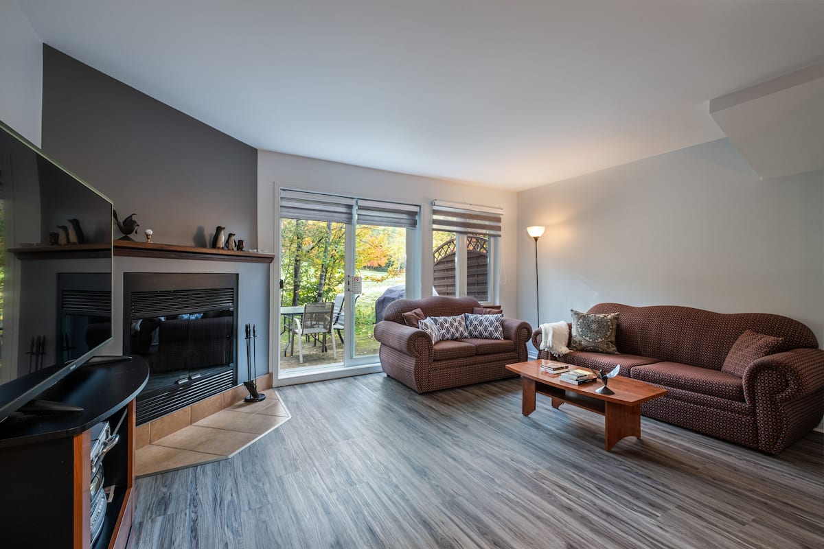 Apartment, 2 Schlafzimmer | Wohnbereich | 40-Zoll-Fernseher mit Kabelempfang, Kamin