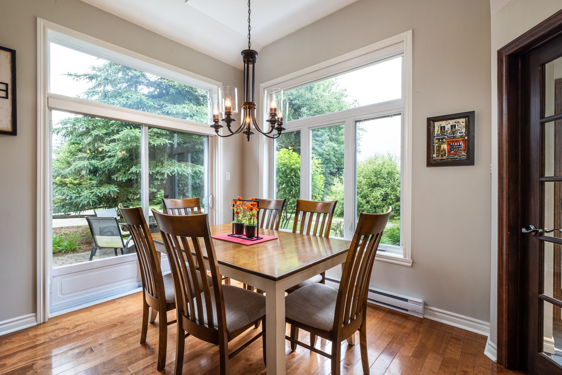L'Aiglon 1617 | Living area | 40-inch TV with cable channels, fireplace
