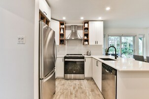 Aiglon 1742, 2 Bedrooms | 私人厨房 | 大冰箱、微波炉、洗碗机、茶具/咖啡用具