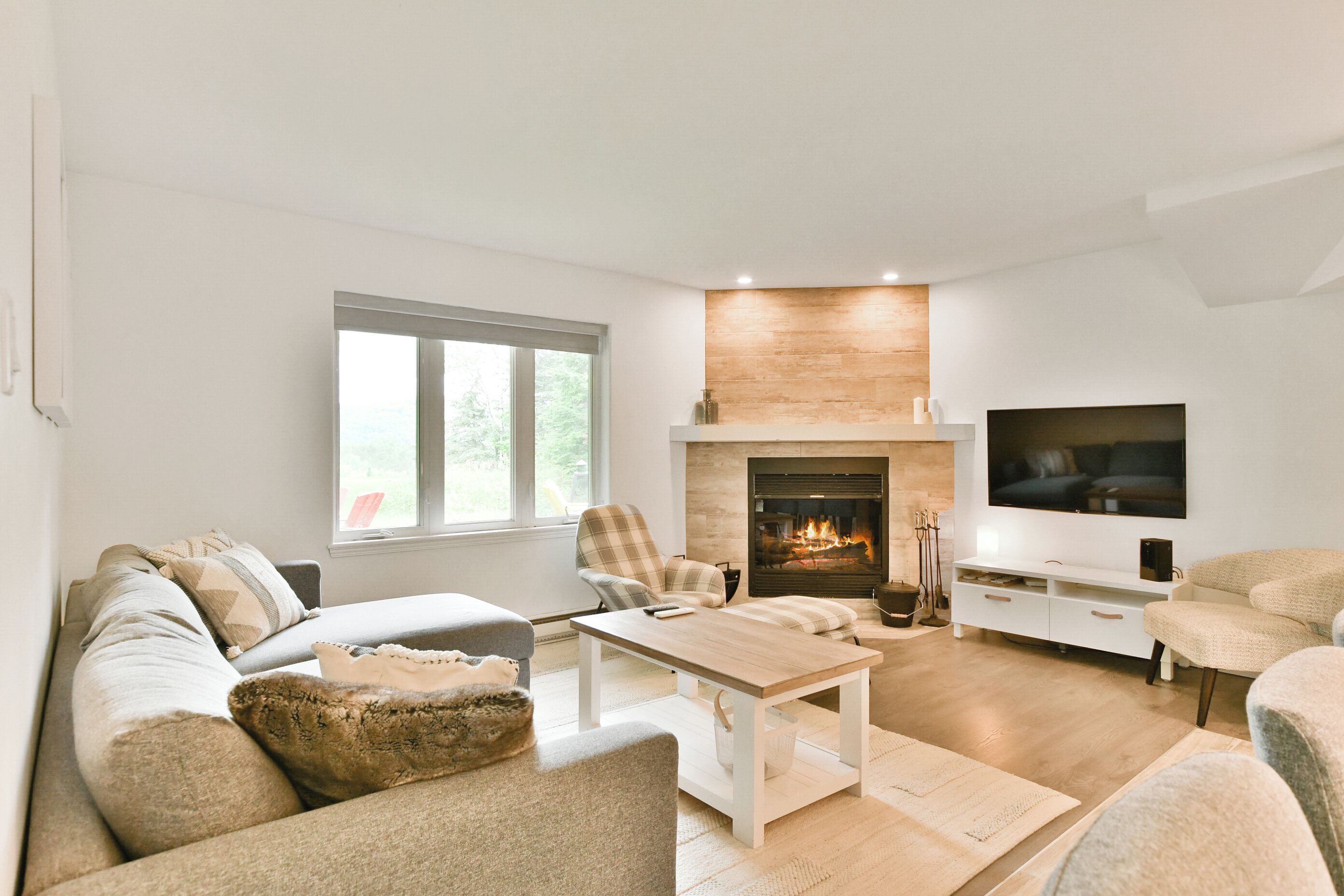 Aiglon 1742, 2 Bedrooms | リビング エリア | 40 インチのテレビ (ケーブル放送視聴可)、暖炉