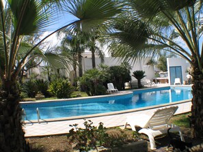 Una piscina al aire libre de temporada