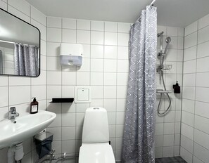 Een douche, een haardroger, handdoeken