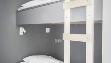 Una cama litera con escalera de madera, paredes grises y suelo de madera.