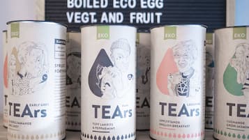 Una hilera de bebidas enlatadas con ilustraciones y texto en sus etiquetas.