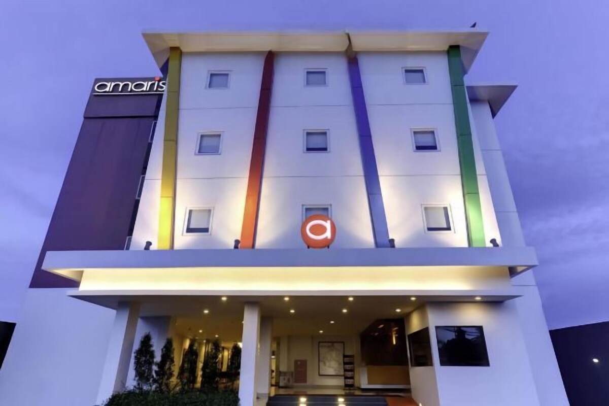 Un hotel moderno a più piani, con un evidente cartello 'amaris' sulla facciata.