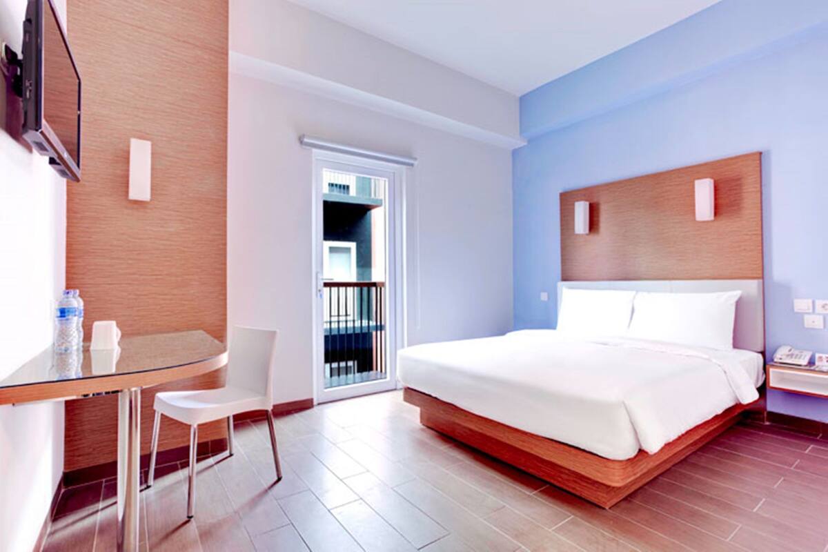Standard Room, 1 Katil Ratu (Queen) | Peti besi dalam bilik, meja, Wi-fi percuma, cadar katil 