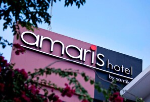 A hotel sign with the name 'Amaris Hotel by Santik'. - Amaris Hotel Pratama Nusa Dua (Nusa Dua)