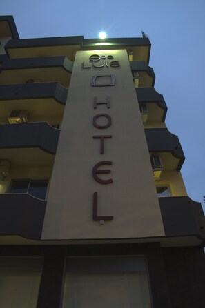 A hotel sign with the name "The Louis Hotel" in a modern, vertical design. - Stay Hotel Leiria Centro (Leiria)