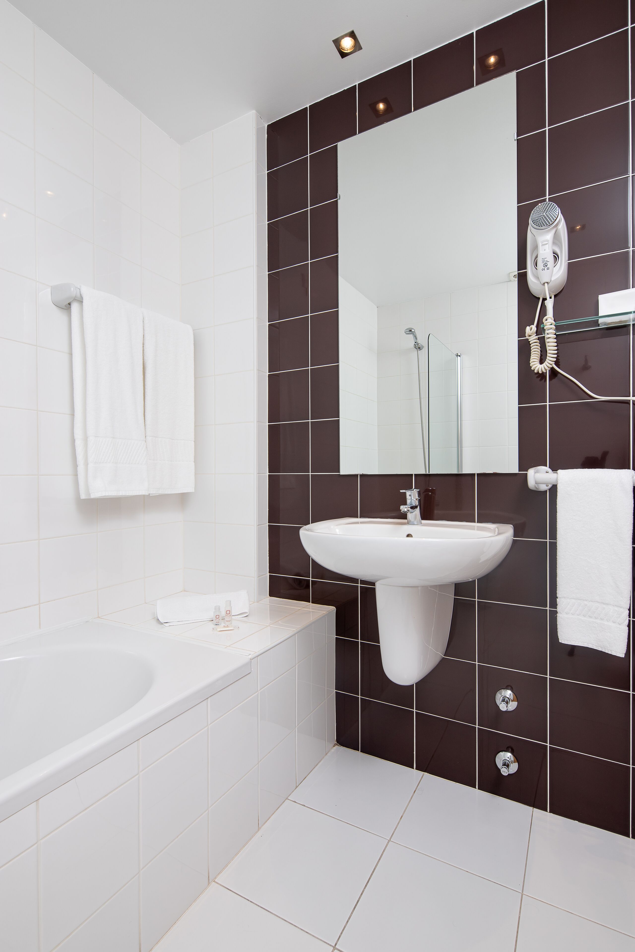standard twin room | bathroom | free toiletries, hair dryer, towels, soap