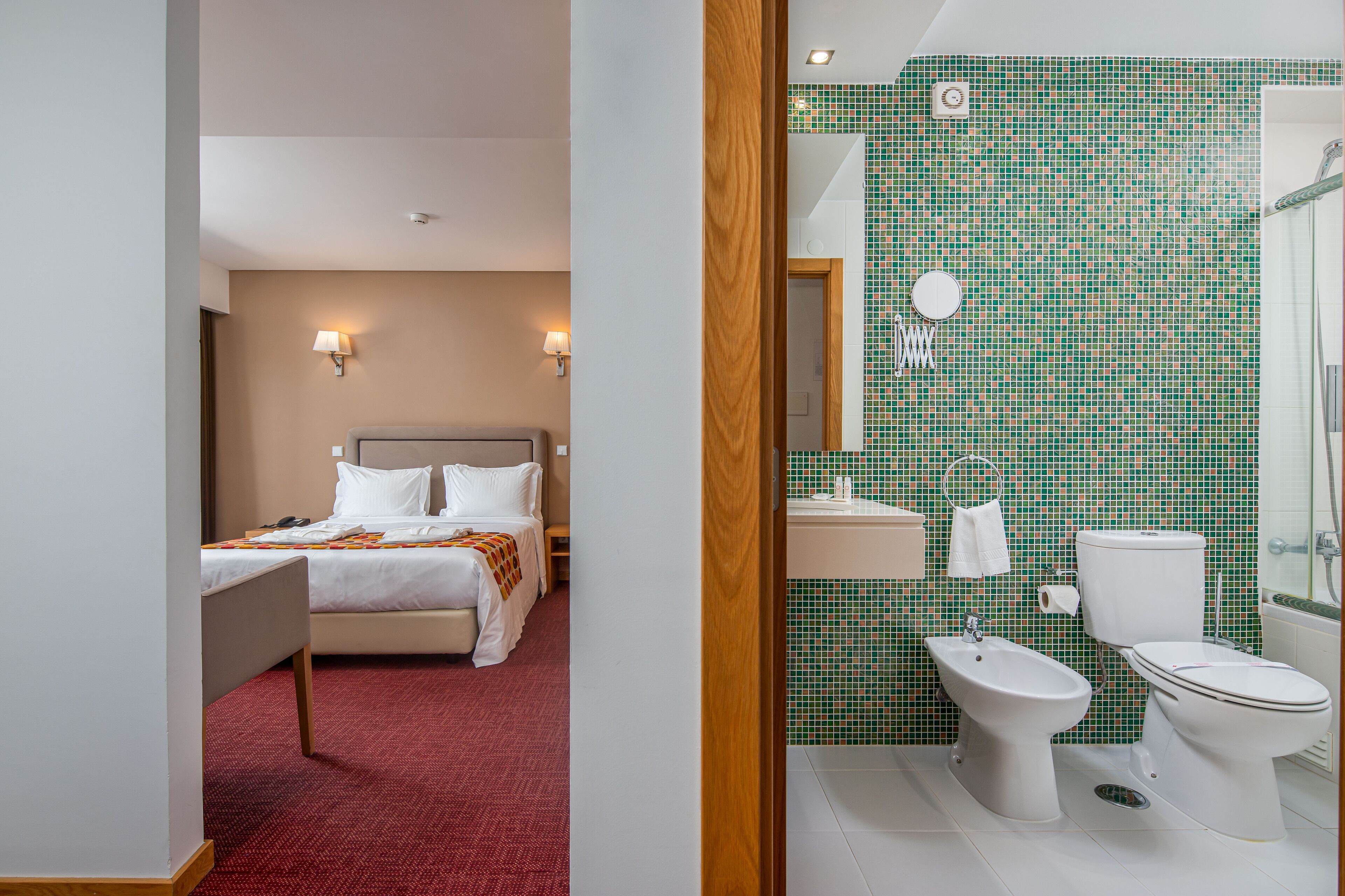 comfort suite | bathroom | free toiletries, hair dryer, towels, soap