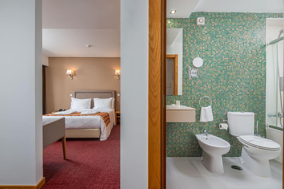 comfort suite | bathroom | free toiletries, hair dryer, towels, soap
