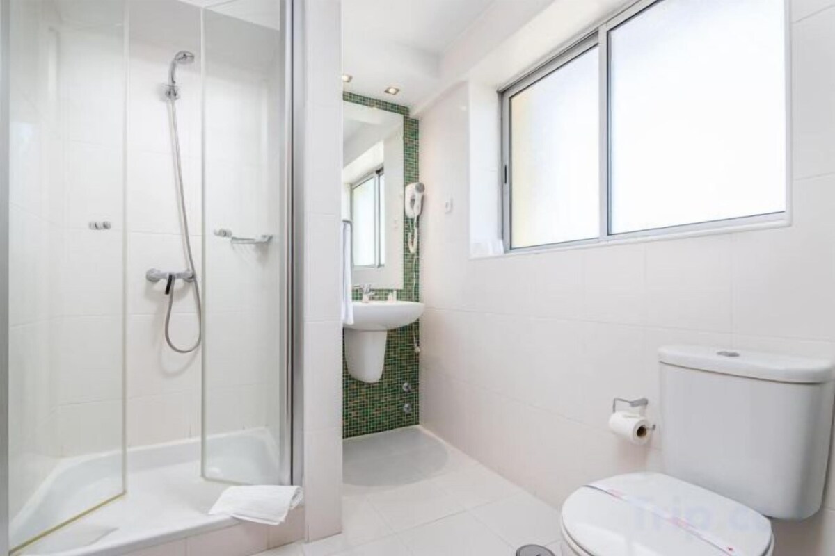 Baño | Amenidades de baño gratuitas, secadora de cabello, toallas, jabón