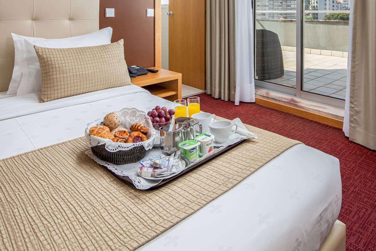 standard double room | desk, blackout curtains, soundproofing, free wifi